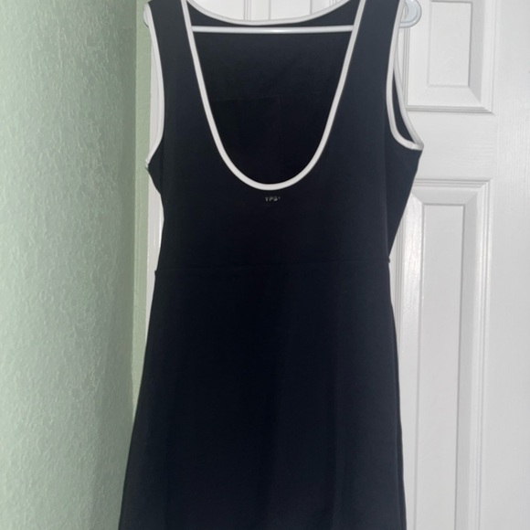 Elegant Black Sleeveless Dress - Picture 3 of 4